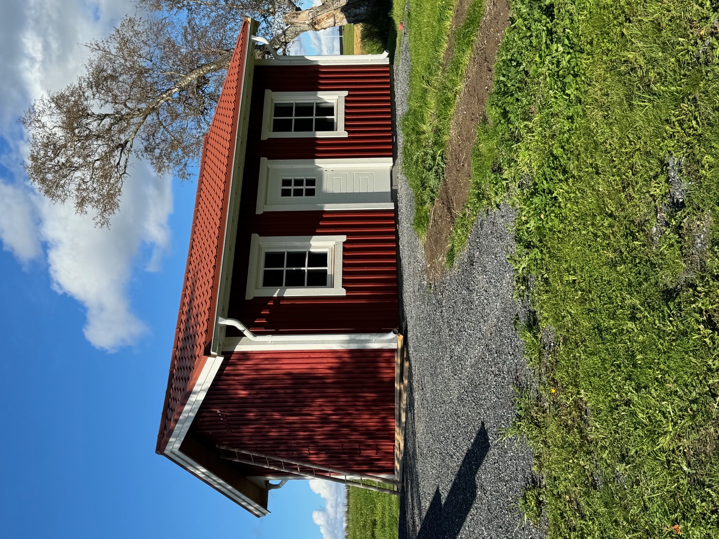 Nybyggd röd tvåvåningsstuga i Jämtland